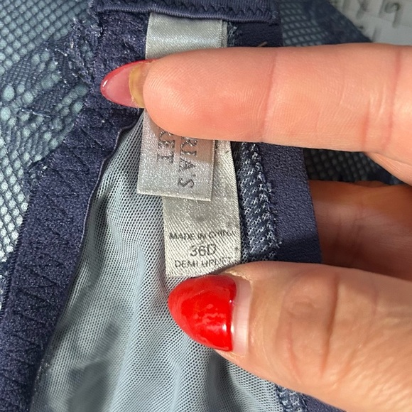 Victoria’s Secret Lace Underwire Bra in Navy Blue 36D - Picture 3 of 3